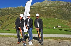 04.09.2013: Robert Fellermeier, Geschäftsführer der Andermatt Swiss Alps AG, der Andermatter Gemeindepräsident Roger Nager sowie der Leiter der Bauabteilung, Alfred Achenbach (von links), nahmen den Spatenstich vor. (Bild: PD)