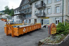 Die Verwüstung ist in Dierikon noch präsent. Beispielsweise bei der stark betroffenen Bäckerei Brunner. Was zu Bruch gegangen ist, landet nun im Container. (Bild: Dominik Wunderli (Neue LZ))
