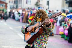 Die Hippies mit dem Hippiebus. (Bild: Dominik Wunderli (Neue LZ))