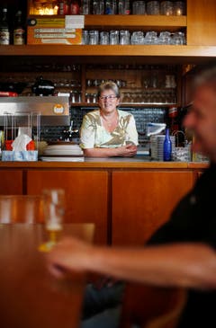 Die Wirtin Theres Köpfli hat zusammengezählt wohl Jahre am «Grütli»-Stammtisch verbracht. (Bild: Stefan Kaiser / Neue ZZ)