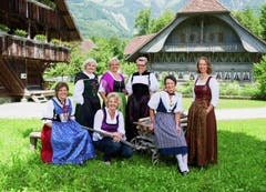 Landfrauenküche Gruppenbild der Landfrauen 2013 (v.l. hintere Reihe stehend): Sylvia Stgier, Romana Zumbühl, Stefanje Moser, Sybille Meyer (vordere Reihe sitzend) Erna Köfer, Ramona Imhasly, Anni Simonet. (Bild: SRF / Marion Nitsch)
