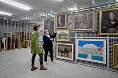 Daniela Walker und Doris Bucher im neuen Stadtarchiv. (Bild: Pius Amrein (Neue LZ))