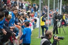 Viele junge Fans auf der Hertiallemd. (Bild: Maria Schmid)