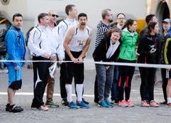 kinder und Erwachsene laufen durch die Zuger Altstadt, beobachtet von Hunderten Zuschauern. (Bild: Stefan Kaiser (Zuger Zeitung))