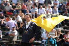 Fahnenschwingen gehört einfach dazu. (Bild: Urs Hanhart / Neue UZ)