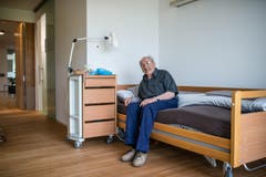 Er hat schon auf seinem Bett Platz genommen. (Bild: Roger Grütter / Neue LZ)