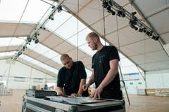 Die Wegweiser zeigen seit Freitag in die richtige Richtungen, die Getränkewagen sind gefüllt, das 2150 Plätze umfassende grosse Festzelt nahe der Festhalle Seepark steht. Auf dem Bild: Techniker Daniel Mathis und Tim Werner, Projektleiter von Bild + Ton. (Bild: Dominik Wunderli / Neue LZ)