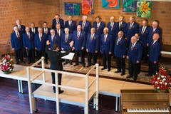 Der Männerchor Baar unter der Leitung von Jonas Herzog singt im Schulhaus Röhrliberg 1 vor. (Bild: Roger Zbinden (Neue NZ))