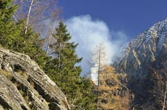 Beim Brand am Bristenstock gibt es eine starke Rauchentwicklung. Das Bild enstand noch vor dem Heli-Einsatz. (Bild: Leserbild / Irene Baumeler - Villiger)