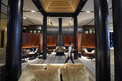 Lounge im «Chedi»: Im Endausbau wird die gesamte Anlage 169 Residenzen, Suiten, Hotelzimmer und Penthäuser umfassen und rund 300 Millionen Franken gekostet haben. (Bild: Keystone)