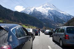 Am Karfreitag staut sich der Verkehr bereits weit zurück. (Bild: Keystone)