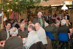 In der Fäälimärt-Bar und der Kaffeestube ging es nach der Versammlung froh und heiter zu und her. (Bild: Ramona Meyer-Stöckli)