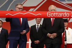 Noch ist ein Band im Weg: SBB-Chef Andreas Meyer (links) und Bundespräsident Johann Schneider-Ammann unmittelbar vor der Zeremonie der offiziellen Eröffnung des Gotthard-Basistunnels. (Bild: Keystone / Peter Klaunzer / Pool)