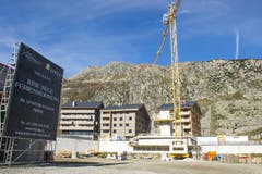 Wie die Andermatt Swiss Alps AG am Freitag mitteilte, verfügt das Apartementhaus Biber dereinst über 22 Einheiten mit 2.5- bis 3.5-Zimmern und Verkaufspreisen ab 630'000 Franken. (Bild: Keystone)