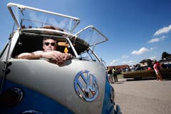 Im Bild: Raphael Sommer mit seinem VW Buli T1 aus dem Jahre 1966. (Bild: Stefan Kaiser (Neue ZZ))