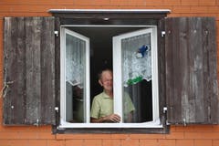 Karl Baumann schaut aus dem Haus. (Bild: Philipp Schmidli/Neue LZ)