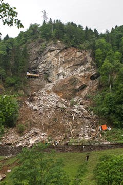 Mehrere Tausend Kubimeter Geröll stürzten auf die Bahnlinie. (Bild: Leser Peter Lienert)