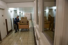 Das Umzugsgut muss in die richtigen Zimmer der Bewohner gebracht werden. (Bild: Roger Grütter / Neue LZ)