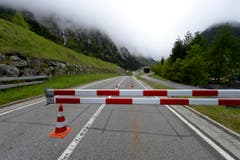 Hier ist fertig: Die Schöllenenstrasse ist gesperrt. (Bild: Keystone / Urs Flüeler)