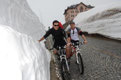 Andreas Hängi (links) und Daniel Kottmann aus Baar gehörten zu den Ersten, die über den Gottharpass radelten. (Bild: Urs Hanhart / Neue UZ)