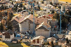 Blick vom Oberalppass auf die Talebene mit Andermatt und dem markanten Hotelbau links vom Bahnhof. (Bild: PD / ASA / E.T. STUDHALTER)
