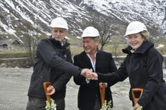 Ein grosser Schritt fand am 8. Mai im Tourismusresort in Andermatt statt: der Spatenstich für die erste Villa. Unternehmer Samih Sawiris (mitte) mit den Schaffhauser Unternehmer Giorgio Behr und seine Frau Anne-Marie. (Bild: Elias Bricker / Neue UZ)