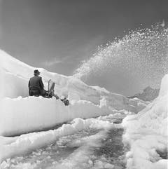 Ein Strassenunterhaltsarbeiter bei der Schneeräumung mit einer Schneeschleuder am 23. Mai 1959 am Sustenpass (2224 Meter). (Bild: Keystone)