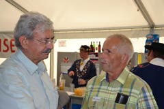 Politologe Iwan Rickenbacher und der Urner Landrat Oswald Ziegler bei der Premiere des Freilichtspiels «Tell trifft Wagner» in Seelisberg. (Bild: Bruno Arnold / Neue UZ)