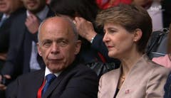 Die Bundesräte Ueli Maurer und Simonetta Sommaruga warten – unter anderem auf den Auftritt ihres Bundesratskollegen Johann Schneider-Ammann. (Bild: Alptransit Livestream)
