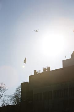 Die nächste fliegende Tanne taucht über der Silhouette der stillgelegten Kehrichtverbrennung auf. (Bild: Manuela Jans / Neue LZ)