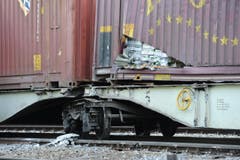 Die entgleisten Güterwagen hatten Zucker, Bier und Kosmetika geladen. Hier kommt ein Teil der Ladung zum Vorschein. (Bild: Urs Hanhart (Neue UZ))