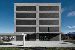 Das Gebäude von vorne. (Bild: Pius Amrein (Neue LZ))