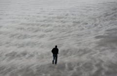 Wenn der Strand zum Nebelmeer wird: Im belgischen Blankenberger wirbelt "Xaver" ordentlich Sand auf. (Bild: Keystone)