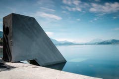 Die «Seesicht» des Künstlers Roman Signer ist eine begehbare Skulptur: Man nimmt die Treppe hinunter unter die Wasseroberfläche. (Bild: PD)