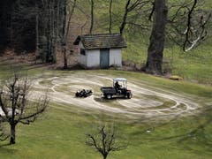Ein bisschen Spass muss einfach sein. Tatsächlich macht dieser Angestellte auf dem Dietschiberg seine Arbeit sehr "Acht.sam. (Bild: Margrith Imhof-Röthlin)