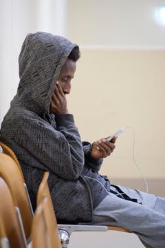 Weil alle Asyl-Unterkünfte voll waren, hat der Aargau letzten Sommer als erster Kanton Flüchtlinge in Militärzelten einquartiert. Im Bild: Medienanlass im November 2015: Der Kanton Aargau informiert über die Flüchtlingssituation. (Bild: Maria Schmid(Neue ZZ))