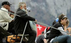 Selbst der starke Wind kann diesen Zuschauer nicht aus der Ruhe bringen. (Bild: Keystone)