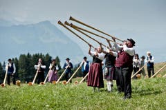 Impressionen des Gesamtchors unter anderem mit über 60 Alphörnern. (Bild: Pius Amrein (Neue LZ))