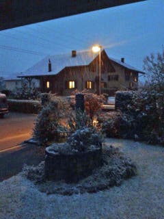 Schneefall in Wangen SZ (Bild: Leserreporter)