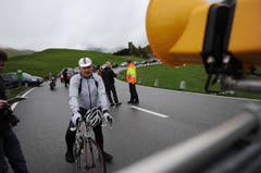 Ein Velofahrer kann es kaum erwarten, bis die Schranke geöffnet wird. (Bild: Urs Hanhart / Neue UZ)