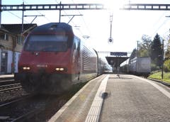 Durchfahrt eines InterRegio-Zuges in Gisikon-Root. (Bild: Niklaus Rohrer)