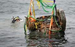 Der Motor erreicht nach 116 Jahren wieder die Wasseroberfläche. (Bild: Corinne Glanzmann / Neue LZ)
