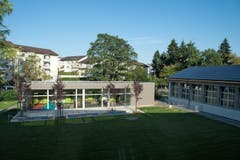 Die Schulanlage Geissenstein mit einem Klassentrakt, einer Turnhalle und einem Kindergarten stammt aus den 1950er-Jahren. (Bild: Nadia Schärli / Neue LZ)