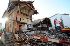 Aus und vorbei: Am Montag hat das letzte Stündchen der über 200 Jahre alten Post (links) und der alten Drogerie (Mitte) in Entlebuch geschlagen. (Bild: Boris Bürgisser / Neue LZ)