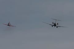 Der neue Jet PC-24 der Pilatus Flugzeugwerke, rechts, bei seinem ersten Start am Montag, 11. Mai 2015, auf dem Flugplatz in Buochs. (Bild: URS FLUEELER)