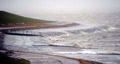 An der Nordseeküste im deutschen Dagebüll drängt das Wasser an Land. (Bild: Keystone)