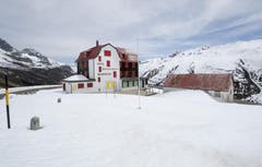 8. Mai 2014: Das Hotel Restaurant Galenstock am Furkapass auf knapp 2000 Metern über Meer. (Bild: Keystone)