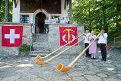 Der Bezirk Küssnacht führte seinen besinnlichen Teil der Bundesfeier vor der Kapelle in der Hohlen Gasse durch. Ökumenischer Gottesdienst vor der Kapelle mit dem Alphorntrio Paul Frehner, Lisbeth Zurfluh und Josef Greter (von links). (Bild: Erhard Gick / Neue SZ)