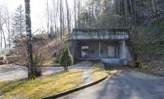 Eingang des Bunkers mit der ersten Sicherheitsschleuse in Attinghausen. (Bild: Keystone)