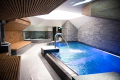 Pool im 300 Quadratmeter grossen Wellnessbereich. (Bild: Dominik Wunderli / Neue LZ)
